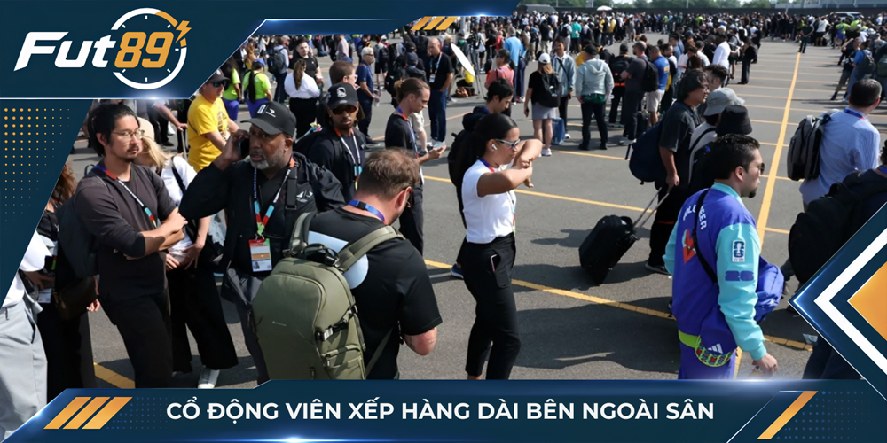 Cổ động viên xếp hàng dài bên ngoài sân