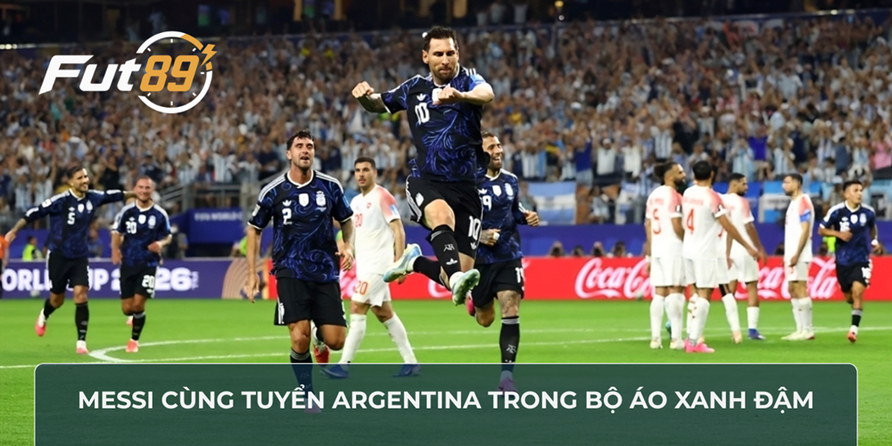 Messi cùng tuyển Argentina trong bộ áo xanh đậm