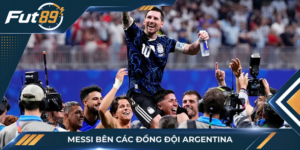 Messi bên các đồng đội Argentina