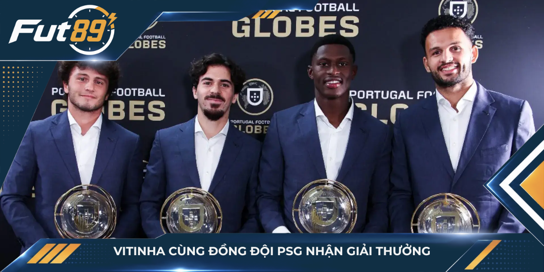 Vitinha cùng đồng đội PSG nhận giải thưởng