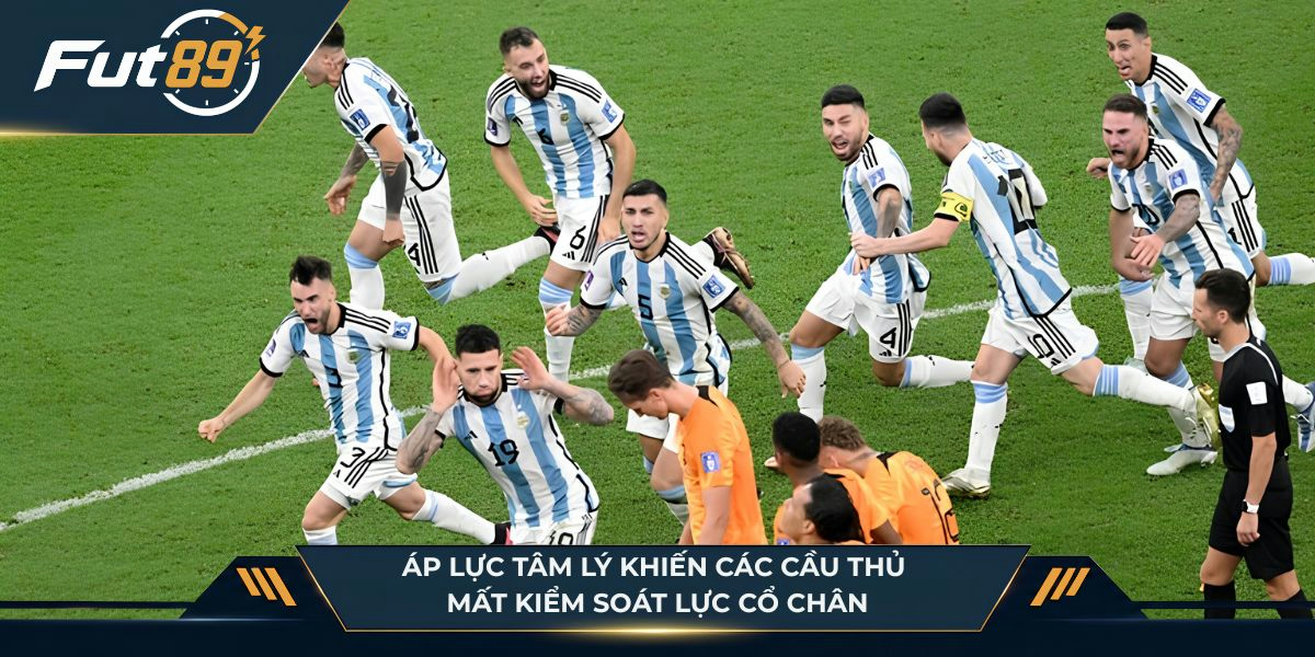 Áp lực tâm lý khiến các cầu thủ mất kiểm soát lực cổ chân, dẫn đến những cú sút ăn ra má ngoài
