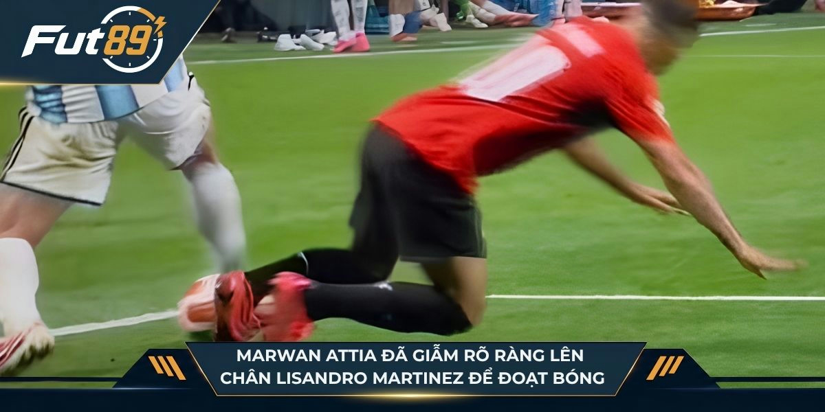 Marwan Attia đã giẫm rõ ràng lên chân Lisandro Martinez để đoạt bóng