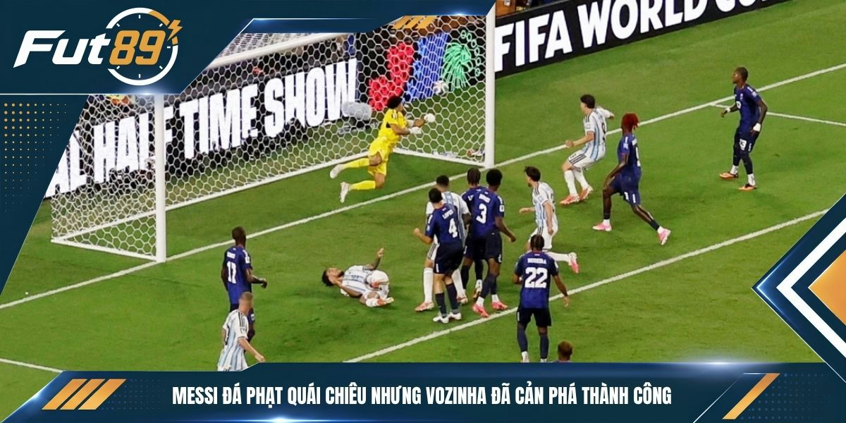 Messi đá phạt quái chiêu nhưng Vozinha đã cản phá thành công