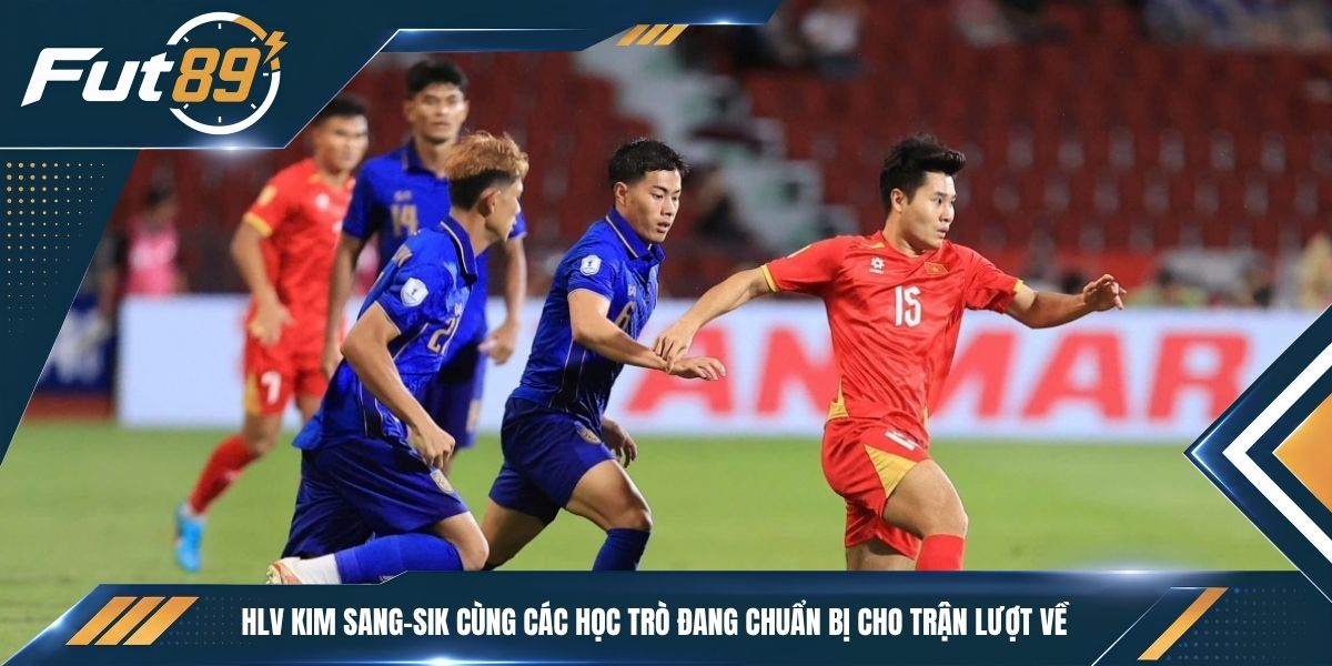 HLV Kim Sang-sik cùng các học trò đang chuẩn bị cho trận lượt về