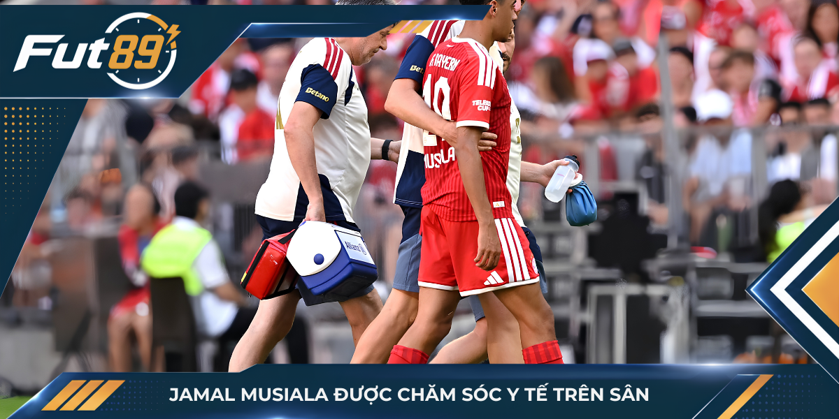 Jamal Musiala được chăm sóc y tế trên sân