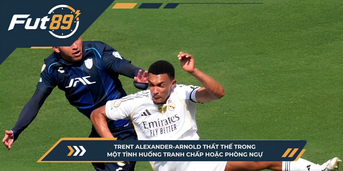 Trent Alexander-Arnold thất thế trong một tình huống tranh chấp hoặc phòng ngự&nbsp;