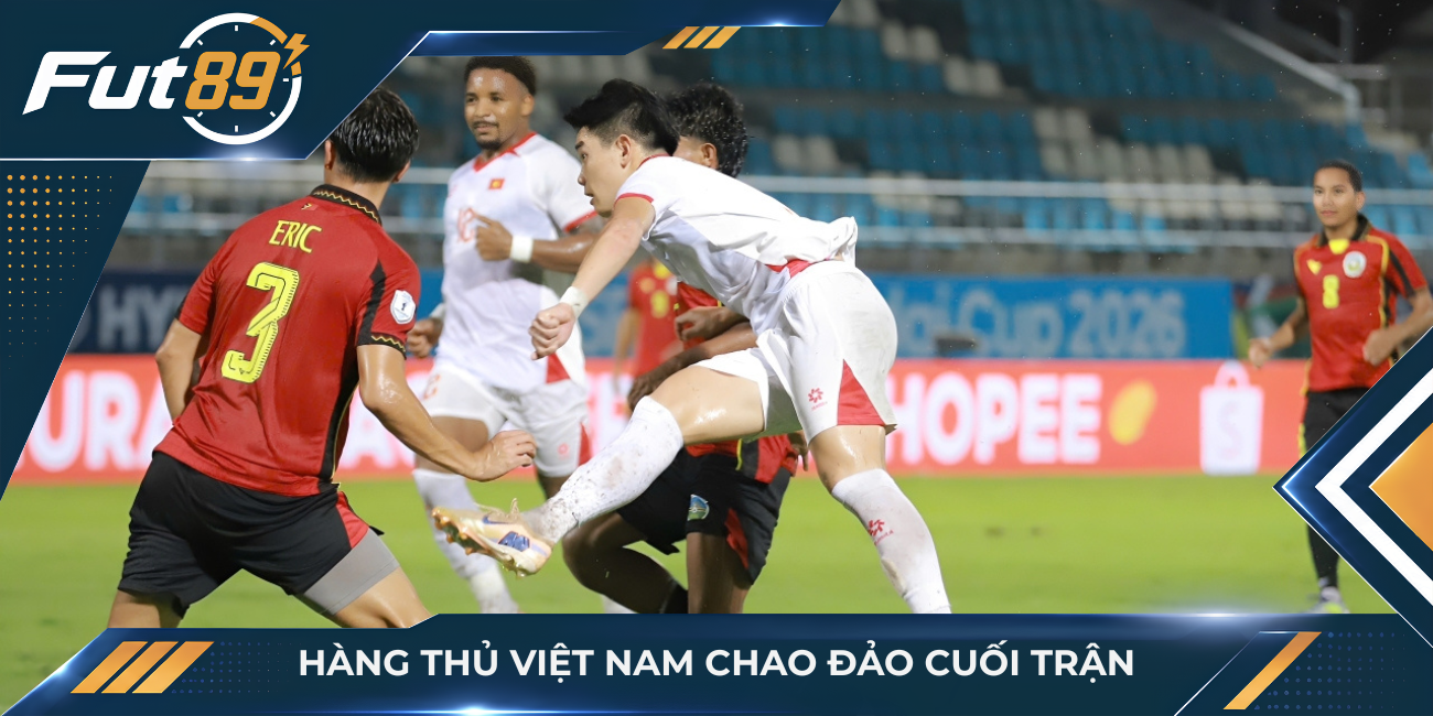 Hàng thủ Việt Nam chao đảo cuối trận