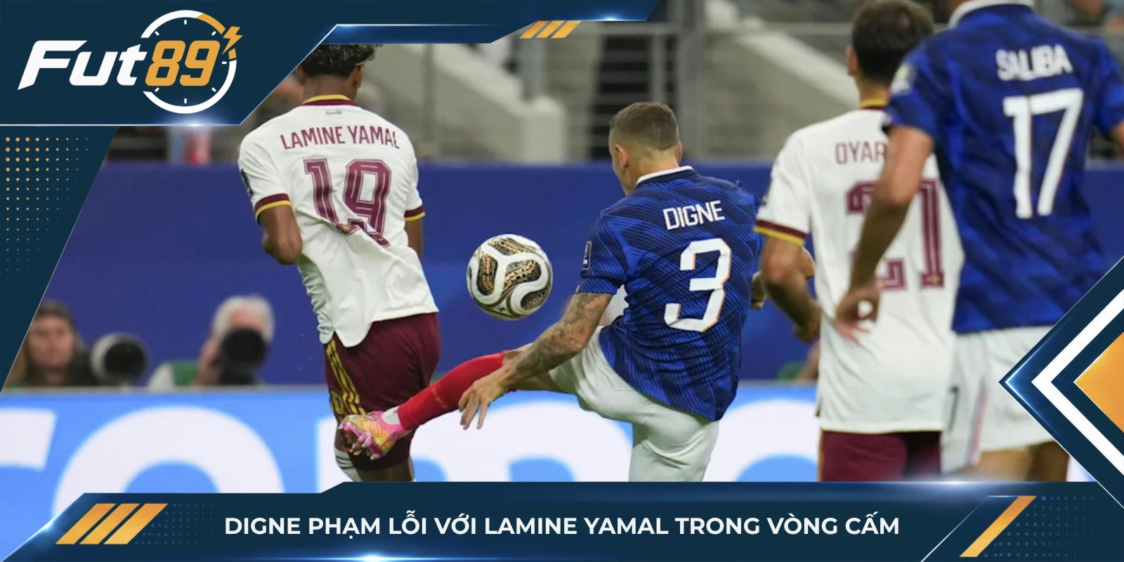 Digne phạm lỗi với Lamine Yamal trong vòng cấm