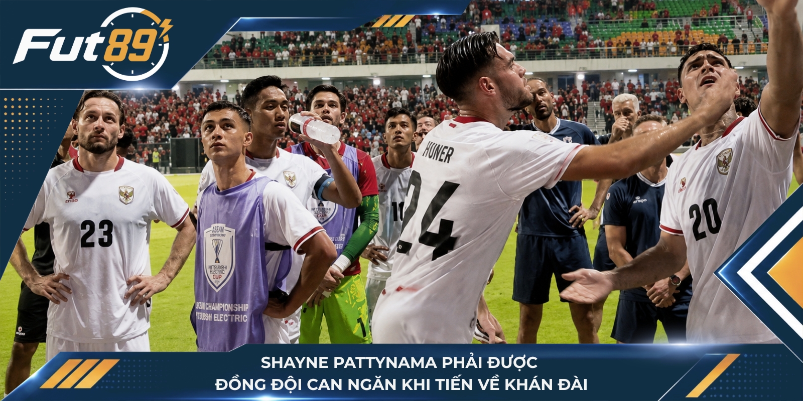 Shayne Pattynama phải được đồng đội can ngăn khi tiến về khán đài