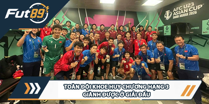 Toàn đội khoe huy chương hạng 3 giành được ở giải đấu