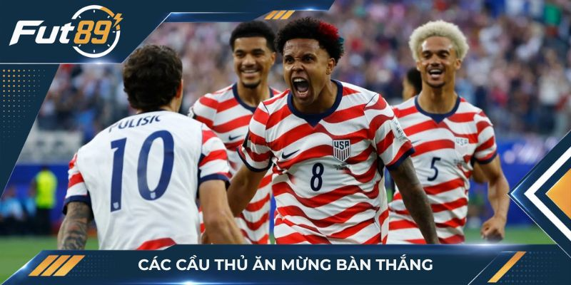 Các cầu thủ ăn mừng bàn thắng