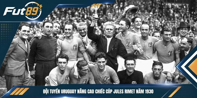 Đội tuyển Uruguay nâng cao chiếc cúp Jules Rimet năm 1930