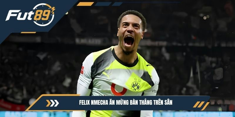 Felix Nmecha ăn mừng bàn thắng trên sân