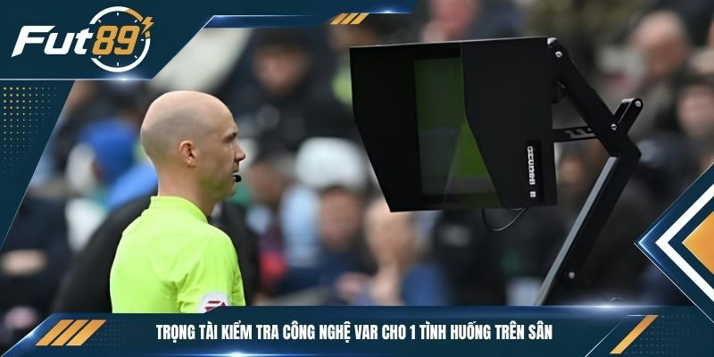 Trọng tài kiểm tra công nghệ VAR cho 1 tình huống trên sân